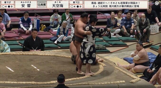 「行司さんあぶない」「抱きとめた」取組中に接触→力士の“咄嗟の対応”話題 「ずり落ちなくてよかった」行司を守る行動に称賛 3枚目