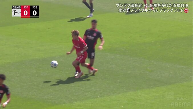 「レッドカードだろ！」堂安律、真横からの強烈タックルに絶叫悶絶の瞬間「なにすんじゃ」「踏んでる」ホームサポーターも大ブーイング 3枚目