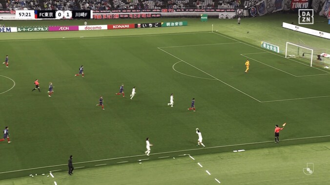 伝説級の珍プレー！“前代未聞のファウルスロー”が爆笑の渦「慌てすぎだろw」「林さんの『山田く〜ん！』が面白い笑」「得点直後に酷すぎる笑」川崎FWに解説陣も総ツッコミ 3枚目