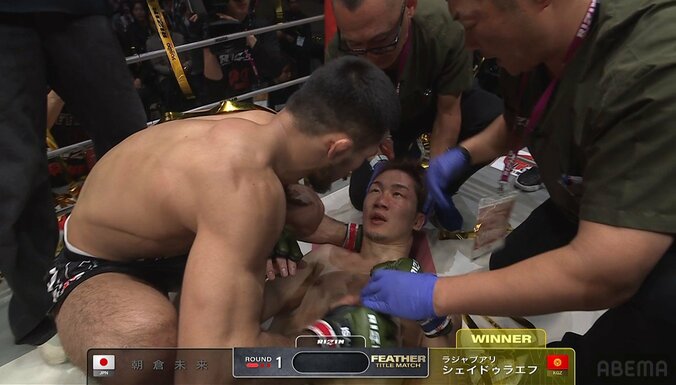 かすかな反応を示す朝倉