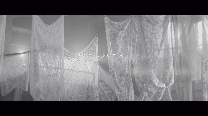 けやき坂46、カラフルな衣装で新曲「それでも歩いてる」MVを美しく彩る 9枚目