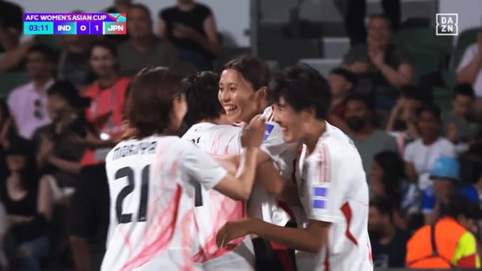 チームメイトに祝福される山本柚月