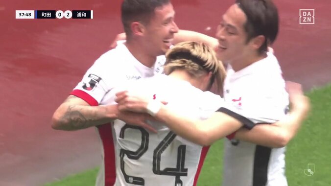 「エジルキックやん！」浦和MFの“謎回転ループシュート”が話題沸騰「どうやってんの？」「わざと浮かしてるのやばいな」圧巻のコントロールショットにファン騒然 4枚目