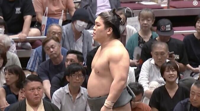 【写真・画像】「体デカ…」大相撲、元日本代表アスリートが熱心に観戦 土俵近くで観戦中の隠せぬ