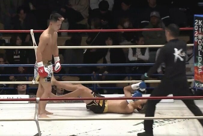 仰向けで崩れ落ちるKOTARO