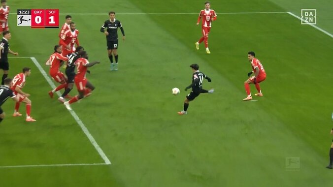 ウソでしょ！？ 鈴木唯人に「ドン引き」強烈ダイレクトボレー→名手ノイアーの脇をぶち抜く…ファン騒然「カッコ良すぎ」 3枚目