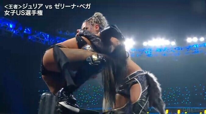トップロープ上で組み合うジュリアとゼリーナ