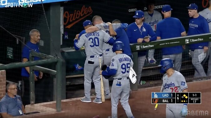 ド軍激震！ ラッシングの負傷退場に大谷翔平も沈痛な面持ち ロバーツ監督の肩を借りダグアウト奥へ…球団は“打撲”と発表、捕手離脱相次ぐ 3枚目