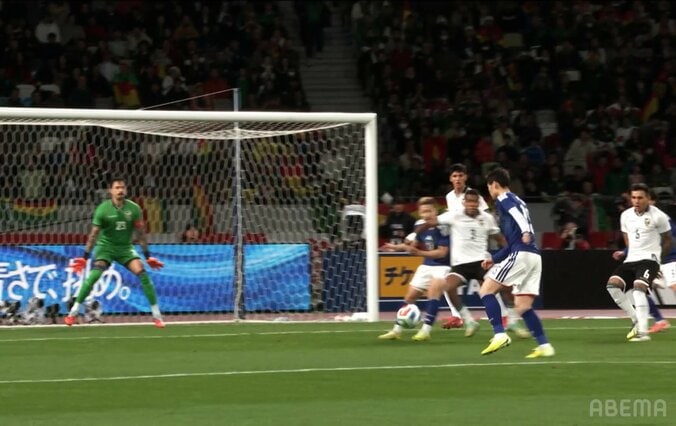 地味に神プレー！日本代表FWの“裏アシスト”が「0.5点の価値」「優秀すぎる」前田大然が敵DFを咄嗟にブロック→鎌田大地のボレー弾演出 4枚目