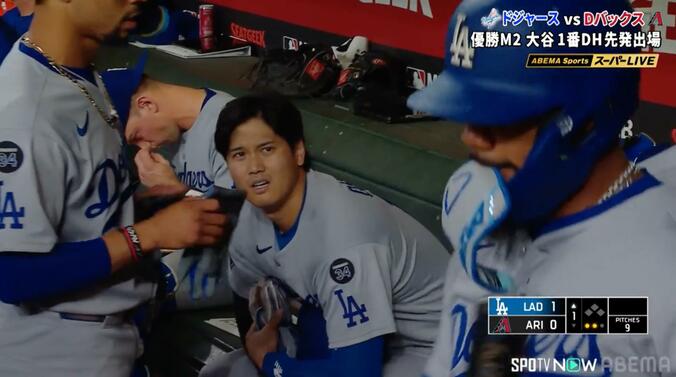 【写真・画像】大丈夫か？大谷翔平に異変…「しんどそう」「疲れてるな」 激走直後に見せたベンチでの様子に心配の声相次ぐ　1枚目