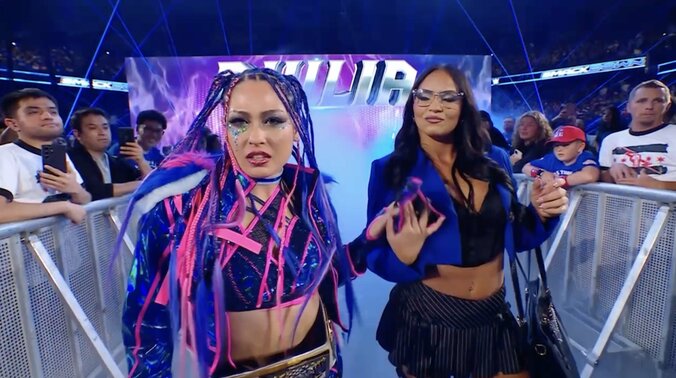 ジュリア（写真左）と代理人のキアナ・ジェームス（同右）