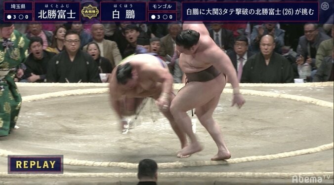 大横綱・白鵬が持つ脅威のボディバランス　土俵際に右かかとで1回転し逆転勝利　視聴者「粘りがやばすぎ！」と大興奮 4枚目