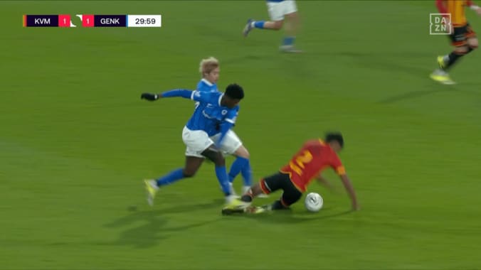 人違い警告…？伊東純也への“疑惑ジャッジ”にファン不満「意味わからん」「なんでやねん」本人も困惑顔「えっ、俺？」 5枚目