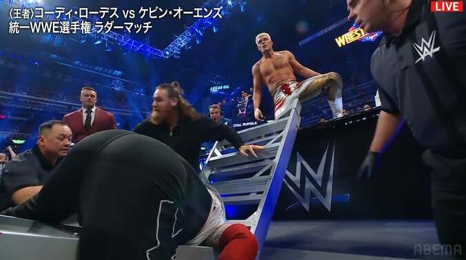 KOを見下ろすコーディ