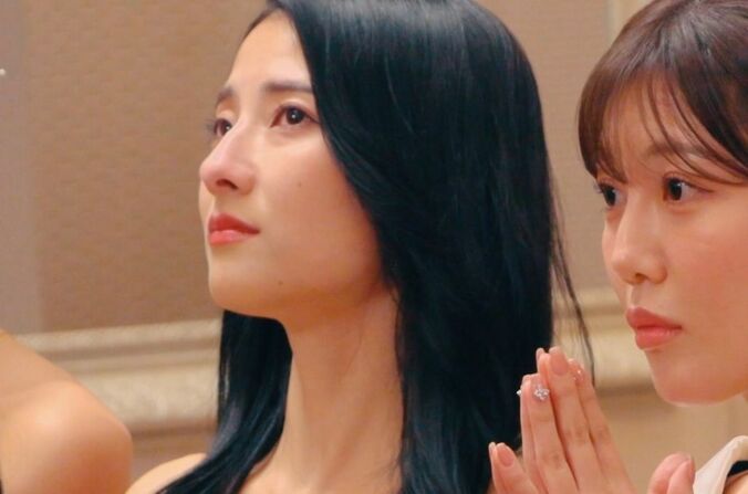 【写真・画像】「下乳が…」「ほぼ裸」極上ボディを持つ美女の水着姿に男性陣が興奮トーク！メガネ姿も美しい　1枚目