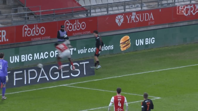 まさかの看板激突！ 中村敬斗同僚が超危険な“後方ボディアタック”被害…仲間が一斉抗議→相手FWは退場 4枚目