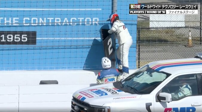 サーキットに突如、謎の「落とし物」 レース中の珍トラブルに「取れるもんなんですね」「必要ないコーション」驚きと苦言 5枚目