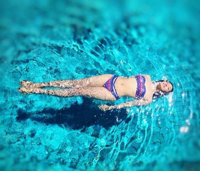 アンミカ、ビキニでプールに浮く姿を披露「心身を浸し癒されました」 1枚目