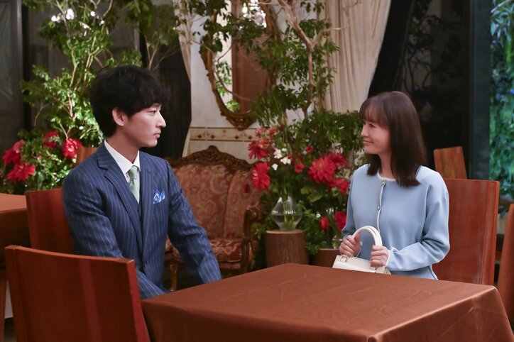 【写真・画像】ウェディングドレス姿で手錠をかけられる松本まりか…1話冒頭から衝撃展開のドラマ『ミス・ターゲット』から目が離せない 2枚目