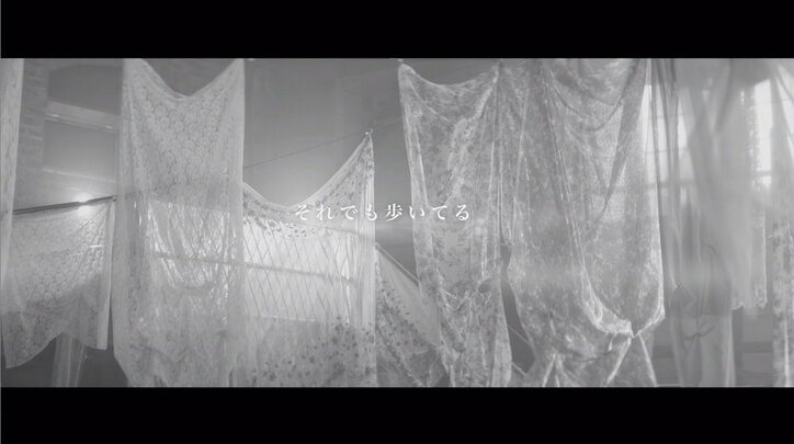 けやき坂46、カラフルな衣装で新曲「それでも歩いてる」MVを美しく彩る