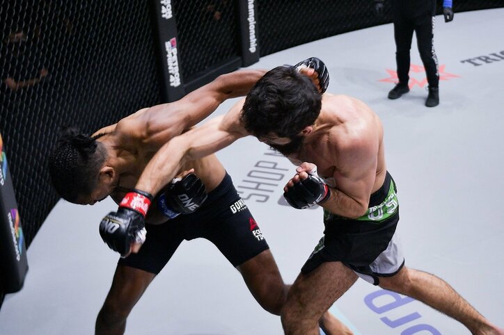 「我々は見てはいけないものを…」実況が驚愕した“眠るような”失神KO、“戦慄”の右に衝撃広がる