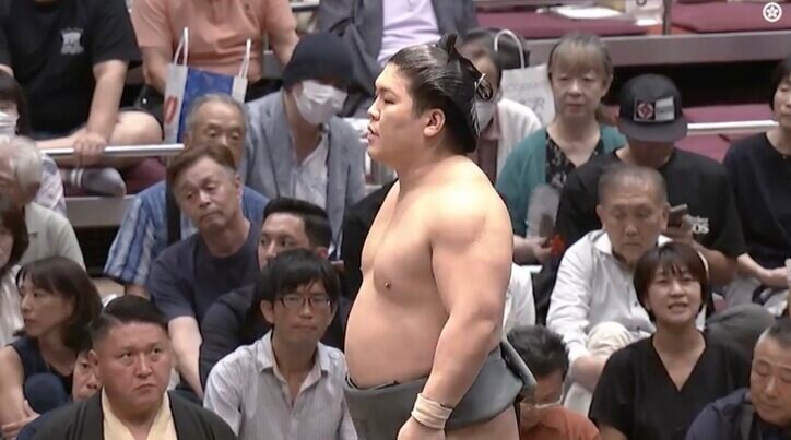 【写真・画像】「体デカ…」大相撲、元日本代表アスリートが熱心に観戦 土俵近くで観戦中の隠せぬ"大きな"存在感に驚きの声 1枚目