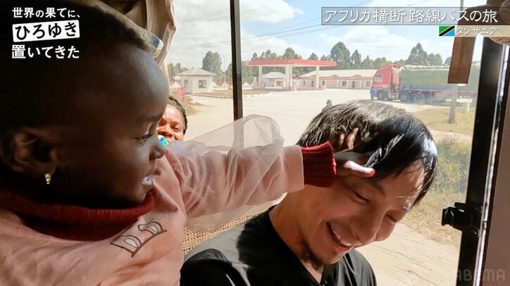 東出昌大、2歳児を膝に乗せパパの顔に 女の子に顔を殴られるもニッコニコ