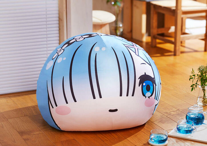 アニメ「リゼロ」微笑むレムがソファクッションに！ 幅約70cmのビッグサイズで癒しをお届け