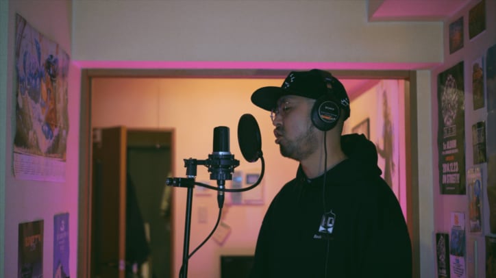 神奈川/横浜・横須賀を拠点に置くヒップホップレーベル「HOOLIGANZ&Co」所属の万寿、 MULBEを客演に招いた『206Doggs』のMVを公開！