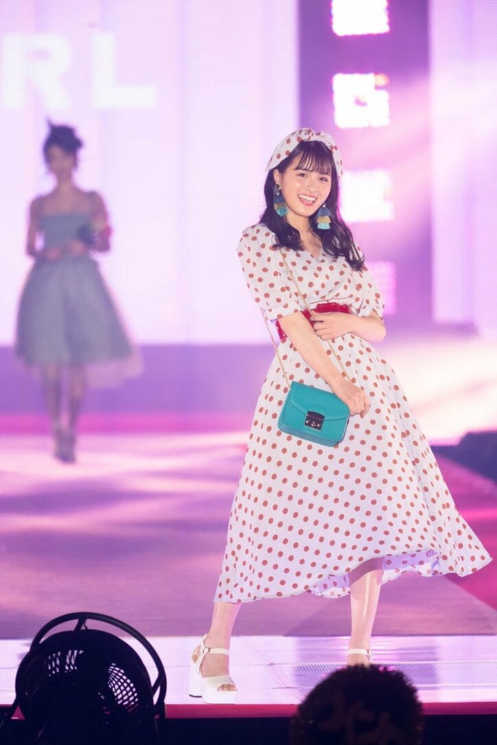 齋藤飛鳥が麦わら帽子を投げ込む! 乃木坂46「ガルアワ」ランウェイに大声援