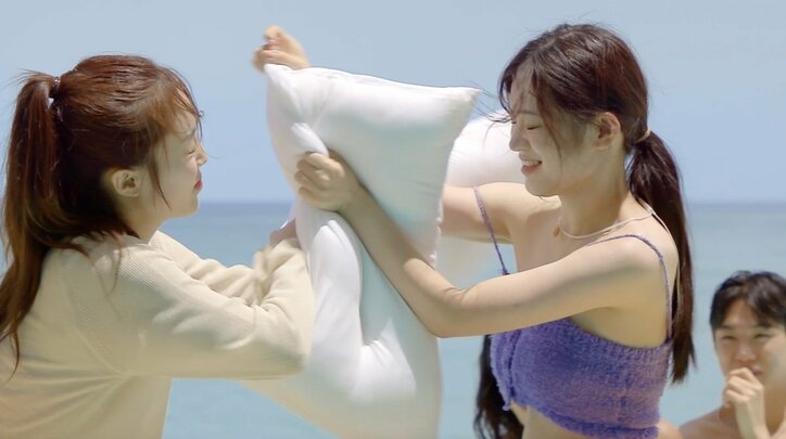 おっとり系の完璧美女、ライバル女子を睨みつけ枕で殴る激しい攻撃!豹変ぶりに男性たちは呆然『恋するアプリ Love Alarm』#5