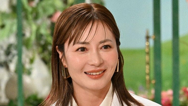「シングルマザー歴がかなり長かった」“マチアプ婚”の新山千春、14歳下夫との出会いはアメリカのアプリ「たわいもない話を5年続けました」