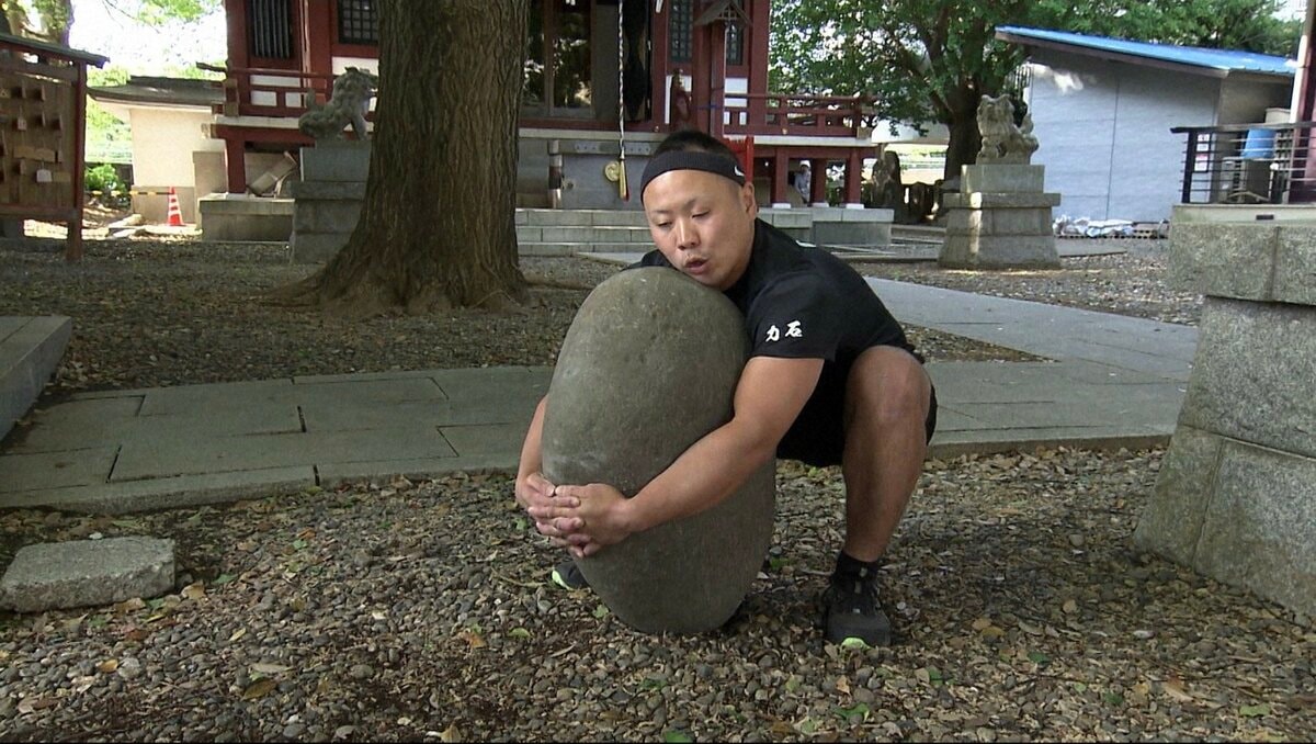 約250kgの“力石”を持ち上げて！各界の力自慢たちが神社に集結…成功なる
