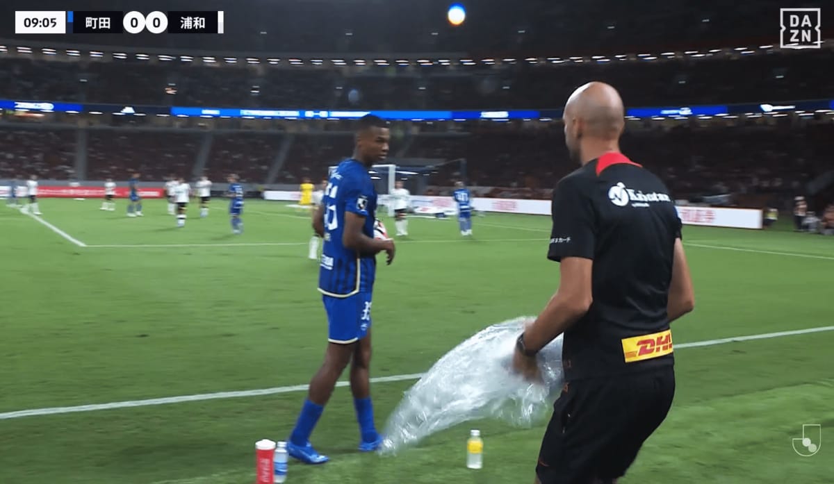 なんだ今の？」「タオル回収w」浦和コーチの珍行動が話題！「顔拭いて