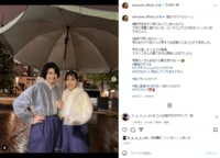 鈴木愛理、本田響矢との仲睦まじげな2ショット公開「相合傘かわいい」「雨具も映える美男美女」と絶賛の声