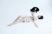 山本美月、“寝ころび美脚ショット”にファン感激「真っ直ぐな美脚…お美しいです」