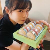 森七菜、マカロンを手にほころび顔のオフショット公開「可愛い」「なんか目線好き」の声