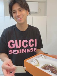 アレクサンダー『わーい　エルメス❤️誕生日プレゼント届いた‼️』