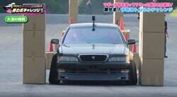 「プロって凄いな」一流レーサー、“壁まで10cmの”神業ドラテクに反響「視界的にはぶつかってます」驚異の車両感覚に称賛の声も