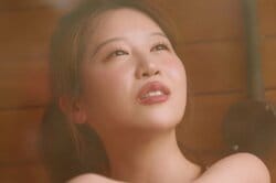 “野呂佳代の後輩”の元タレント、婚活旅行で大胆なハイレグビキニ姿を披露！ イケメン美容師と汗だくサウナデート「気持ちいいな」