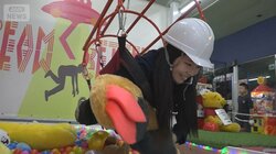 クレーンゲーム誕生から60年　“変わり種”も…人間クレーンで自らつかむ！