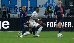 観衆は大ブーイング！「完全に踏んだ…」殺人タックルが危険すぎる…フランス代表DFが退場級のラフプレー「痛っ」「これはダメ」