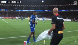 「なんだ今の？」「タオル回収w」浦和コーチの珍行動が話題！「顔拭いてたぞw」町田ロングスローに対抗する“新作戦”の一部始終