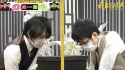船酔い注意？佐藤天彦九段と服部慎一郎四段が2人でユラユラ 考慮姿勢に「集中の深さ物語ってる」「見てると酔う」／将棋・ABEMAトーナメント