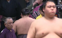 花道奥に「座布団持ってるイケメン」付け人力士の姿に熱視線「なんかカッコイイ人いる」