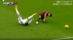 ヤバい膝の曲がり方…「これは痛い」「大丈夫か？」 鬼プレスにブチギレて“強烈タックル”を炸裂した瞬間　相手DFをふっ飛ばしたボーンマスのエースFWの鉄人ぶりがエグすぎる