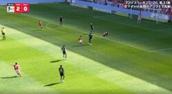 「上手すぎん？」伊藤洋輝、思わず二度見の“神ディフェンス”炸裂「すげえええ」「冷静すぎる」相手も攻撃を潰す→“衝撃のワンタッチ”