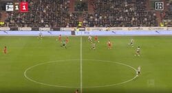 ウソでしょ…！？ 日本代表、鈴木唯人、脳がバグる“ありえないシーン”「これはヤバい」「めっちゃ速いな」3人置き去り→ピッチ横断35m“爆速ドリブル”