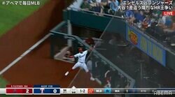 超メジャー級のスーパープレイ 極端シフト＆フェンス激突の好捕に実況席も大興奮「鬼シフト！」「すごい！」