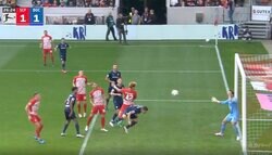 「ポジショニングうますぎる」スタジアム騒然！ 堂安律の天才的な動き出しからのゴール 相手DFの視界から消える→一気に急加速して“完璧ヘディング弾”を叩き込んだ瞬間